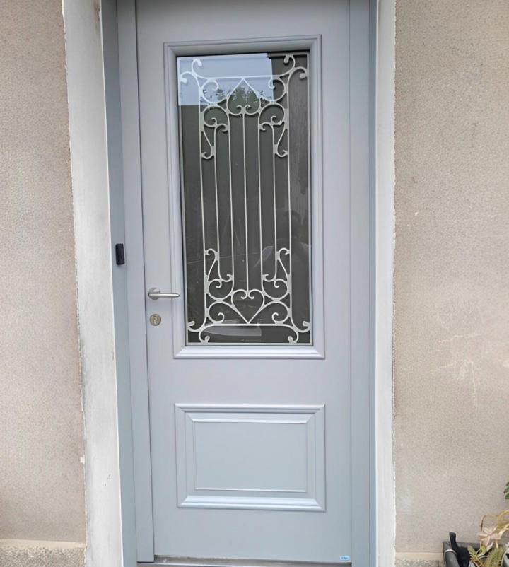 Fourniture et pose de portes d'entrée Vif,
