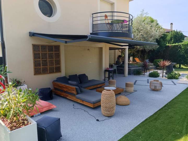 Pose de stores et bannes pour particuliers Vif