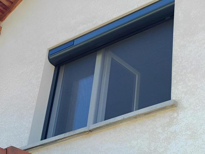 Sollicitez-nous pour une pose de volets roulants esthétiques sur votre bâtiment.