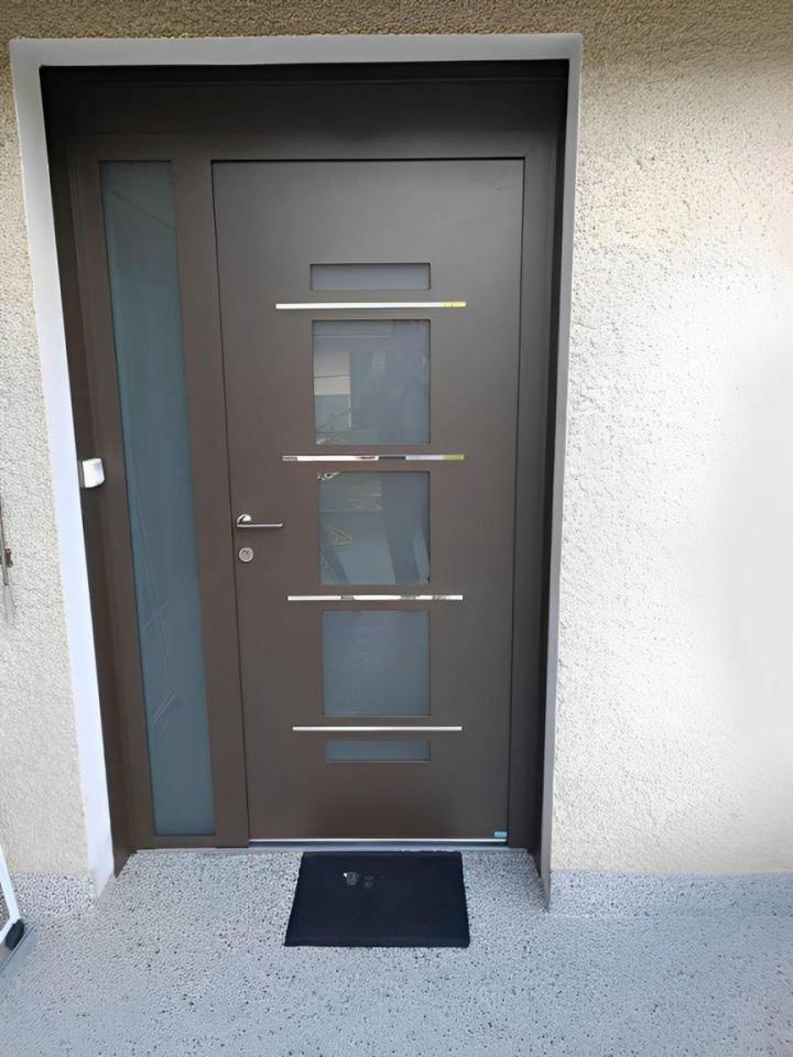 Vente et installation de portes d'entrée Vif