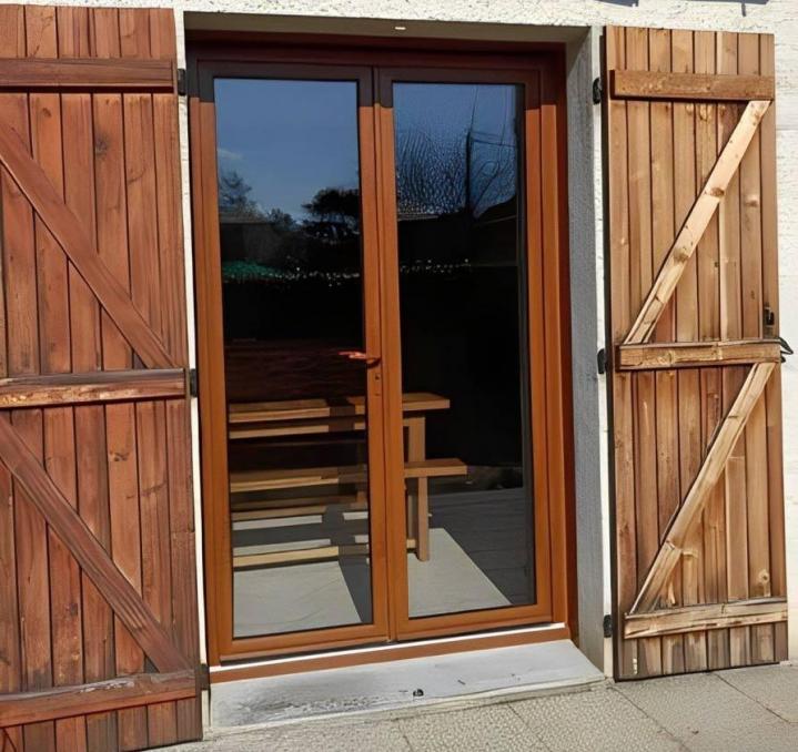 Poseur de portes d'entrée Vif